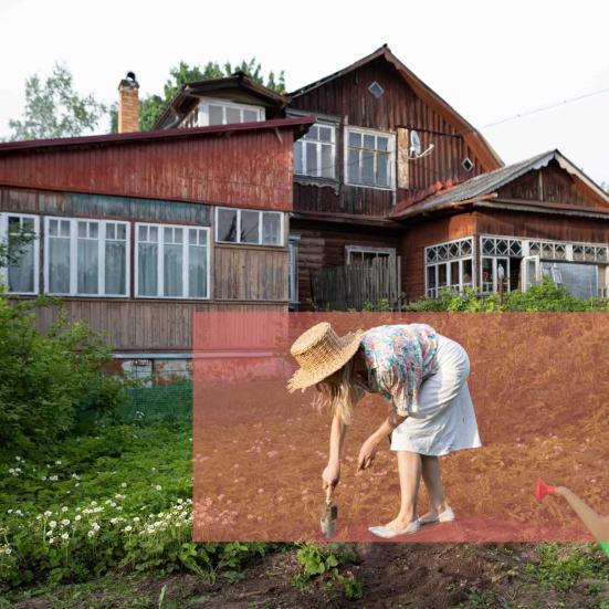 Kvinde graver i jorden med en skovl foran et gammelt hus