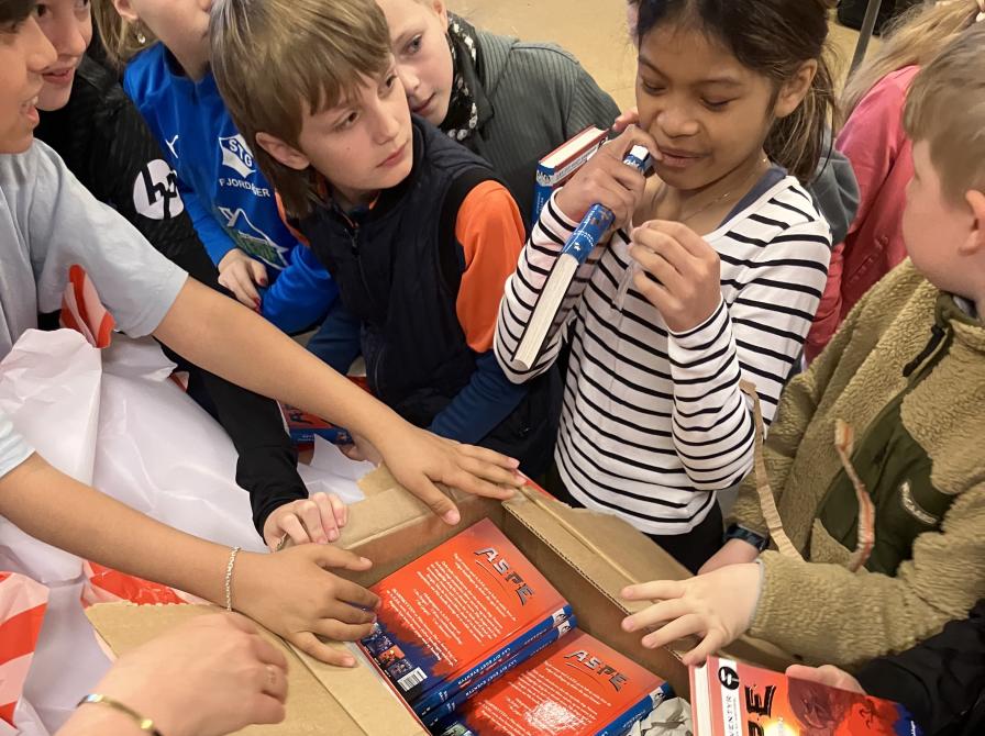 Klassen pakker bøgerne ud, som de har vundet.