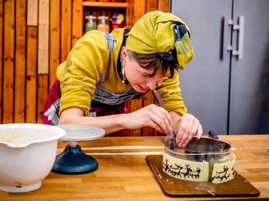 Deltager fra bageprogrammet 2026 arbejder koncentreret med en kage.