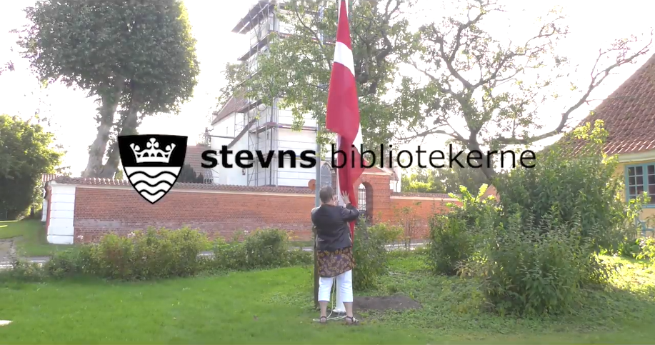 Link til youtube-video, hvor May-Britt Diechmann hejser flaget